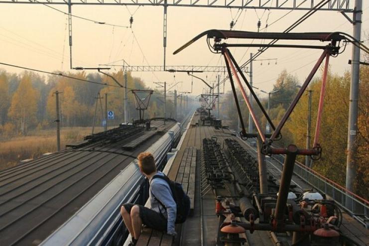 Бегал по крыше поезда: 14-летнего парня доставили в больницу с 90% ожогов тела